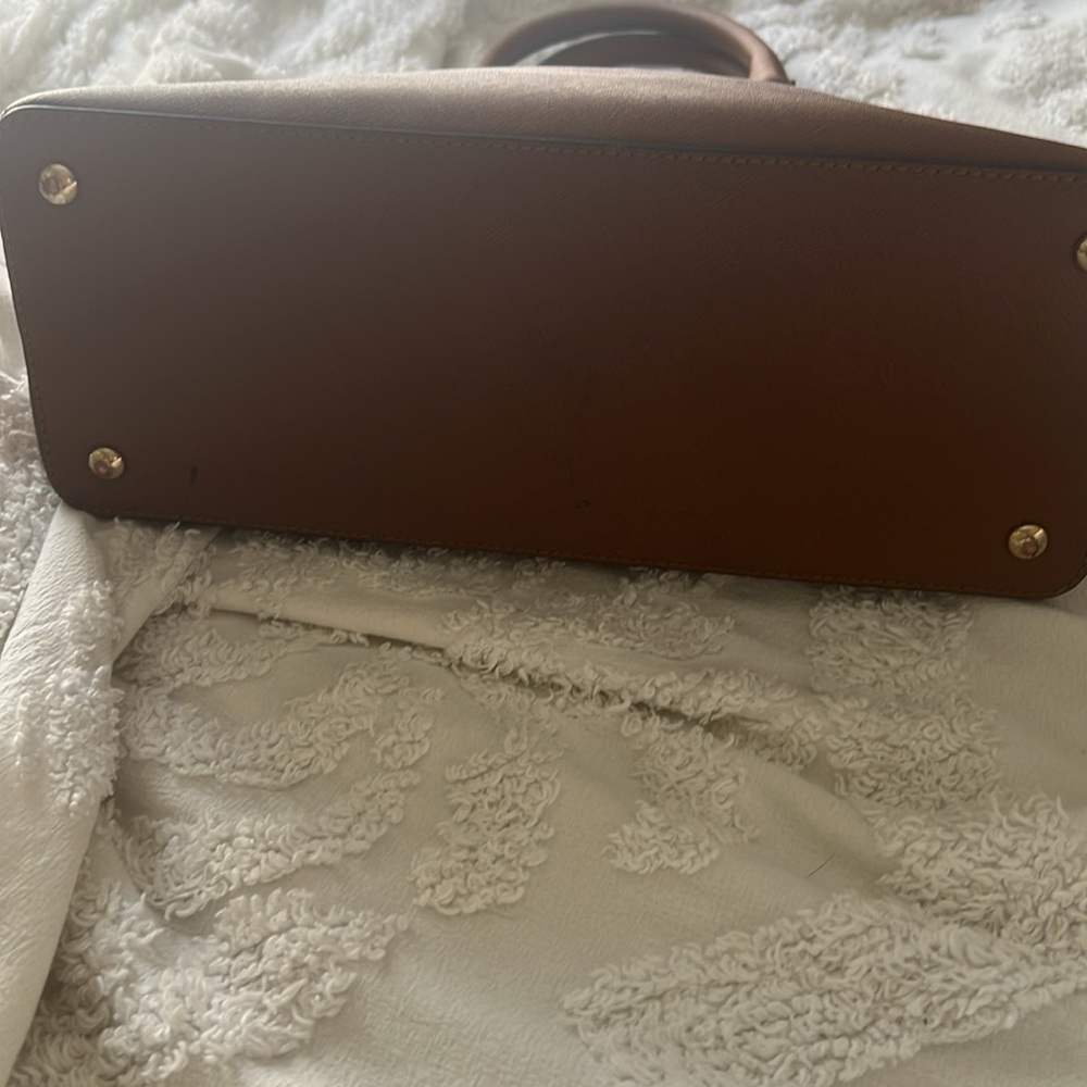 ‼️Last Chance: Donating
Michael Kors Tan Shoulder Bag - Picture 11 of 16